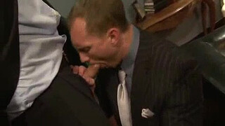 Влюбленная пара жестко шпилится в гей порнушке