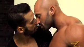 Спортсмен целует и ласкает своего друга