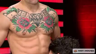 Спортсмен грубо мастурбирует очко гею в БДСМ