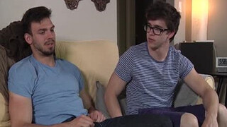 Двое грабителей в масках хорошо выебали симпатичного парня на диване