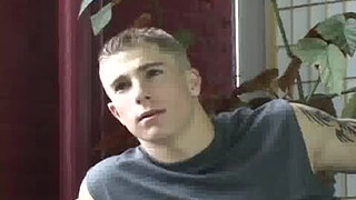 Красавчик уселся поудобней и стал дрочить пенис перед камерой