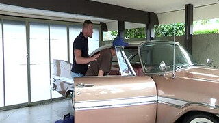 Папаша заставил сына облизать стоячий хер у авто