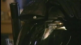 Смелый чувак долбит мотоциклиста в задницу своим членом