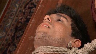 Чувак сосет хуи связанных геев перед групповушкой