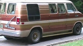 Красавчик сосет и дрочит хер собеседника в автомобиле