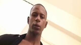 Негр долбит попочку пухлого парня в позе раком