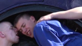 Три тракториста шпилятся на природе в гейском порно