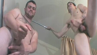 Два друга в ванной кончают от дрочки в гей порно