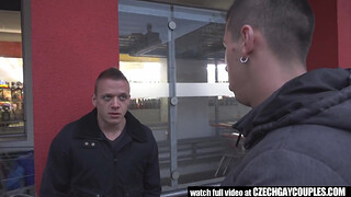 Парень проиграл в карты и отсосал хер друга