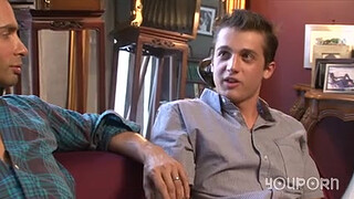 Страстный мальчик ловит сперму гея ртом после поебушек