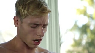 Два привлекательных студента ебутся в позе наездника