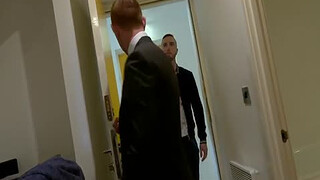 Самец трахает друга в упругую задницу у стенки