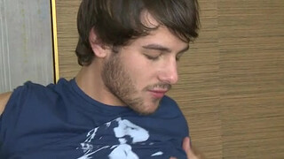 Привлекательный гей активно дрочит свой пенис и кайфует