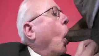 Очкастый старик сосет толстый черный хер негра