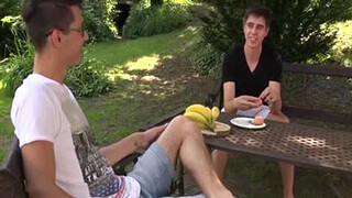 Трое парней отлично ебутся на свежем воздухе