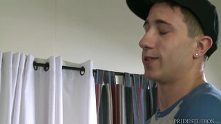 Симпатичный паренек дрочит и вылизывает хуи своих друзей