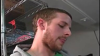 Мальчик сосет огромный член дружбана в гей порнушке