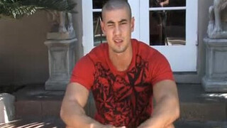 Лысый парень дрочит стоячий хуй на улице