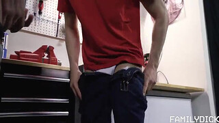 Мужчина трахает тугое очко сына в мастерской