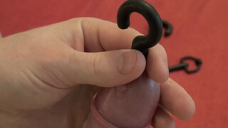 Чувак делает пирсинг на половом члене