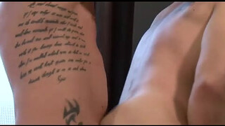 Красивые геи ебутся в упругую задницу на диване