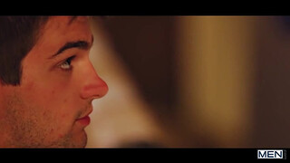 Страстный гей делает глубокий минет пирату в доме