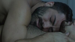 Самец дрочит хер перед поревом с негром