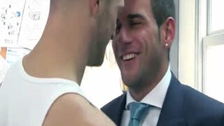 Красивый гей нежно отлизывает половой член друга