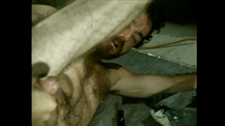 Жирный дедушка шпилит напарника раком в очко