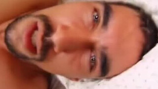 Мускулистый мужчина трахает гея в узкий анал на постели