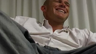 Жизнерадостный чувак сидит в ванной и намыливает пенис рукой