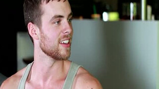 Молодой чувак решил натянуть друга на половой член