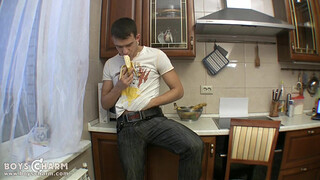 Любитель бананов ласкает анальную щель и страстно дрочит большой член