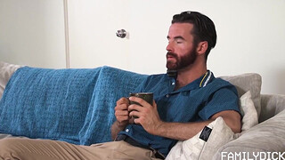 Заставил младшего брата сосать свой член и жарко отымел его в задницу