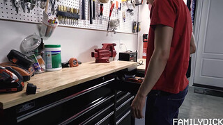 Зашел в мастерскую за инструментом и получил мощный член в свой анал