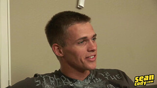 В свободное время баскетболист развлекает свой маленький член дрочкой