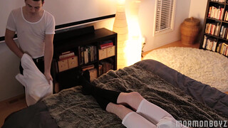 Заглянул к старшему брату перед сном, чтобы прокатиться на его члене