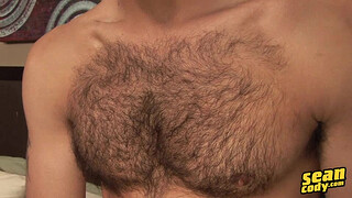 Парень с волосатой задницей устроил страстную мастурбацию на кровати