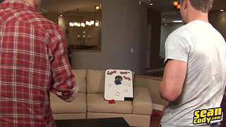 Парень приятно проводит время в компании друга и получает от него камшот