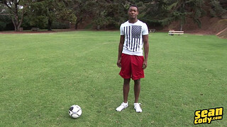 Темнокожий футболист знает, как довести себя до блаженства и кончить