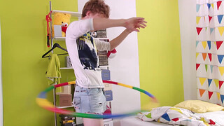 Парень схватился за свой член и нашел для себя весьма приятное занятие