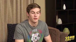 Парень готов показать на камеру свой упругий зад и страстную дрочку