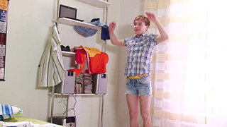 Каждый день парень балует свой тугой анус розовым самотыком и кончает