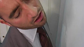 Менеджер отсосал член неизвестного чувака в туалете и получил камшот