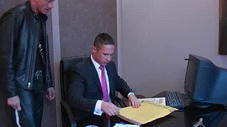 Тот, кто отсосет член и трахнет начальника в анал точно получит повышение