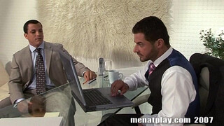 Показал свой упругий зад начальнику, чтобы понравится ему еще больше