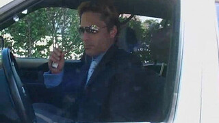 Водитель отсосал член своего босса и подставил свой анал у бассейна