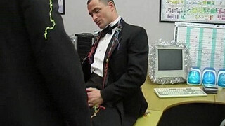 На новогоднем корпоративе мужики порадовали друг друга страстным минетом