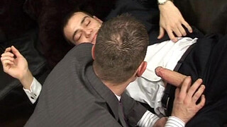 Выпив парню захотелось острых ощущений и он прокатил приятеля на своем болте