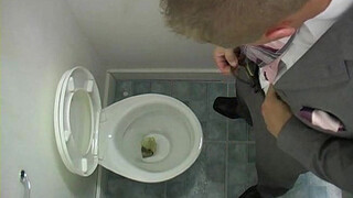 Вдвоем отымели скромного коллегу в мужском туалете и накормили его спермой